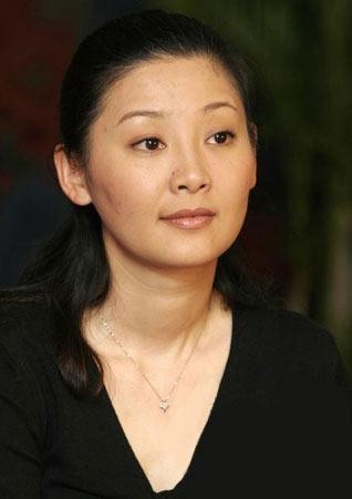 徐帆：處處忍讓馮小剛，23年不生孩子，養女和繼女把她當親媽孝順