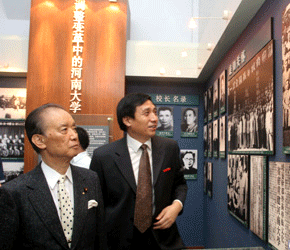 最親華日本首相走了：向南京道歉 天安門獻花 承認日本文化起源中國