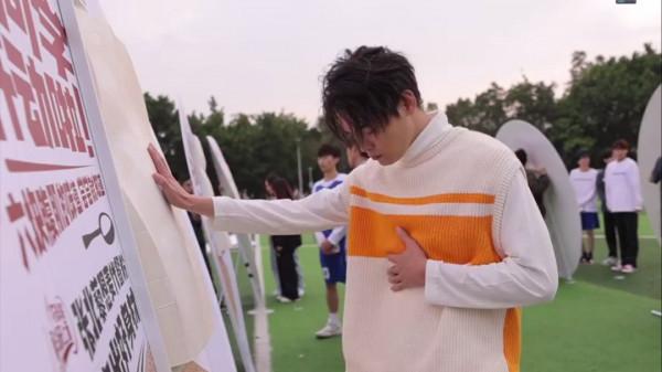 廣東一學校現“腹肌大道”，能看還能摸？網友：看了等於練了