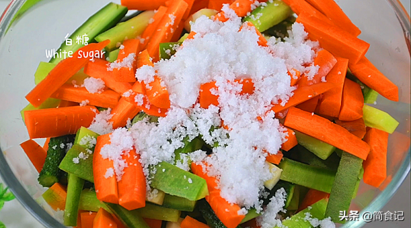 醃小菜時，先加鹽是大錯特錯！教你農村土做法，嘎嘣脆，喝粥絕配