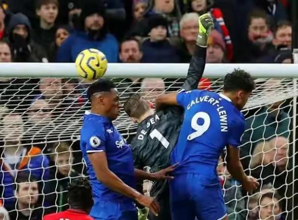 英超的那些奇葩判罰，VR和主裁一起瘋？