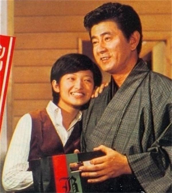 宇津井健的曠世戀：愛妻患病40年不離不棄，83歲去世當天娶了初戀