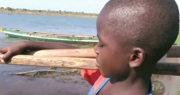 8歲少年不甘認命，無父無母沒房住沒飯吃，捕魚三年養活全家三口