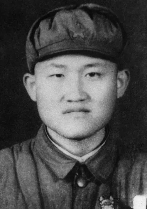 他曾任北京軍區司令，61歲上將，毛主席贊他標準的軍人，今年89歲