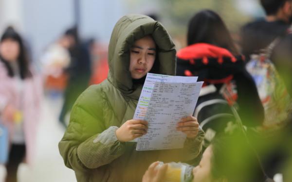 高校畢業生求職一邊倒,公務員成“香餑餑”,考公大軍不斷壯大 高校畢業生求職一邊倒,公務員成“香餑餑”,考公大軍不斷壯大