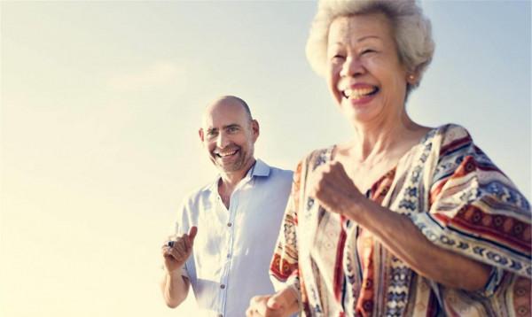 77歲大爺，年紀大不代表糊塗，看破年輕保姆的另有所圖