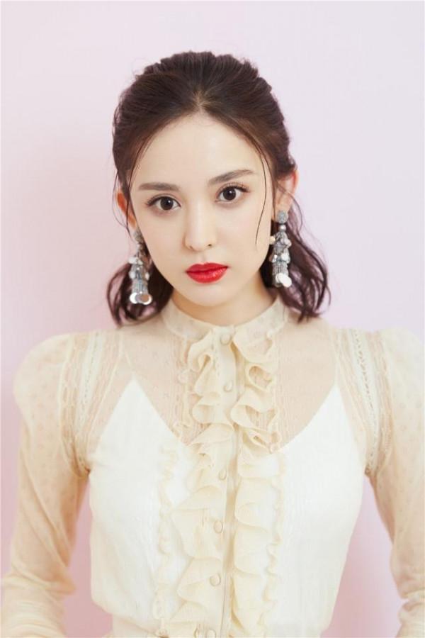 娜扎也太美了，透視衫配荷葉邊短裙甜美範十足，不愧是初戀女神