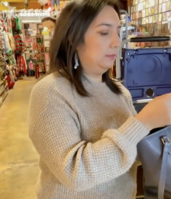 美國女子懷疑黑人小夥偷手機 在包裡找到後道歉:我只是嚇壞了 美國女子懷疑黑人小夥偷手機 在包裡找到後道歉:我只是嚇壞了