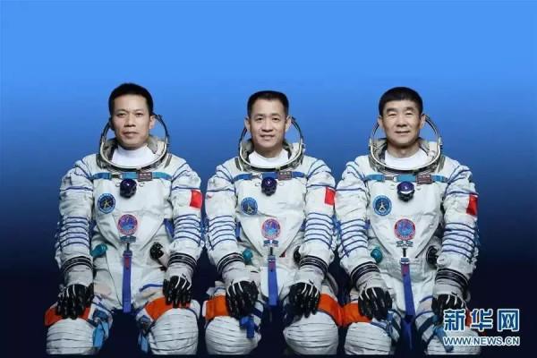 《賀三位英雄凱旋》