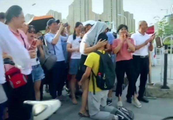 2019年，安徽孝子王恆傑，高考後跪地謝母，主動放棄985大學