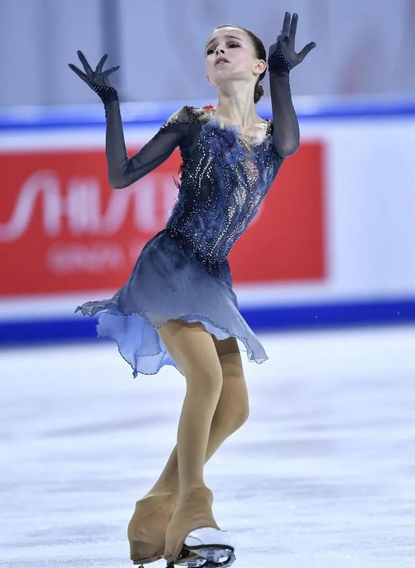 冰上從不缺美少女，17歲的謝爾巴科娃也許就是北京冬奧會上最亮眼的星