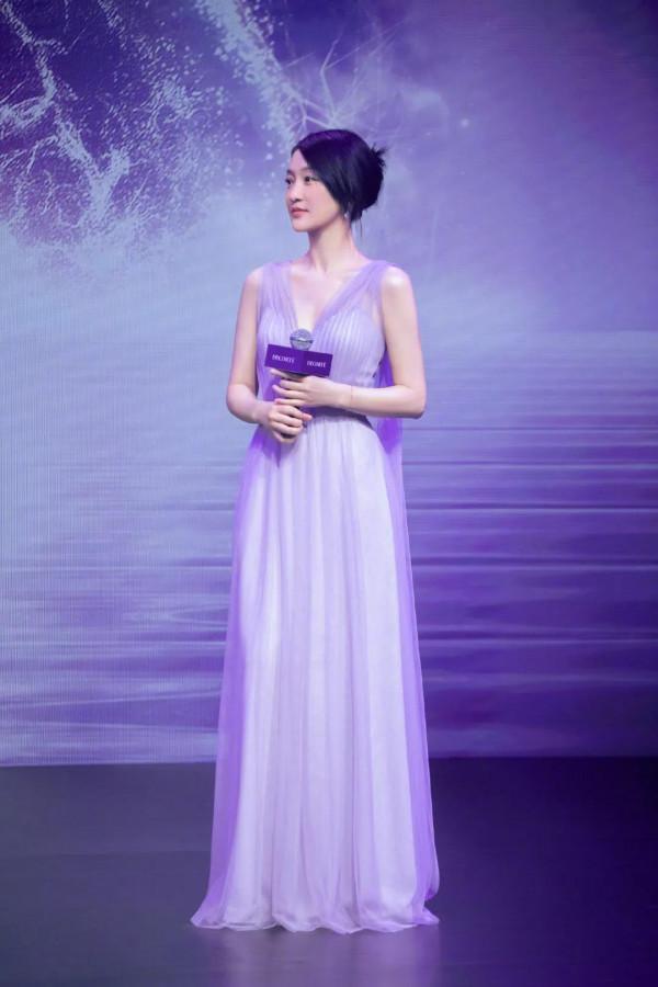 矮個子女生周迅楚楚動人