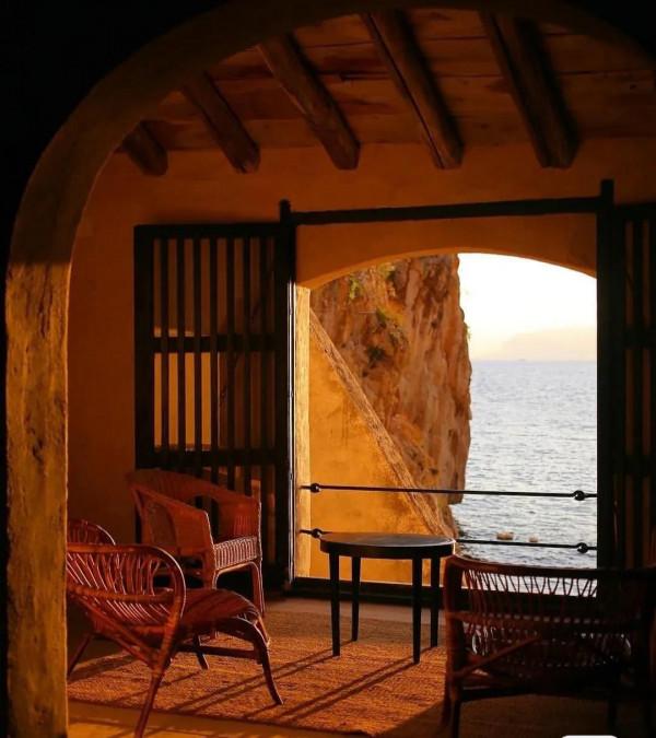 靈感美圖｜誰不想家裡擁有這樣的窗戶呢？從日出到日落