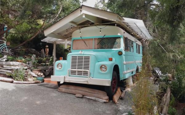 她買下1969年報廢校車，將車殼變成13㎡鄉下蝸居，網友：是真的服