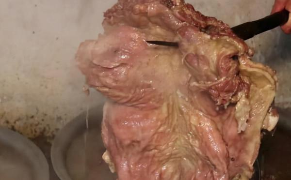 河南大爺推車賣小吃,半鍋佐料半鍋肉,肉沒洗乾淨還一小時就賣光 河南大爺推車賣小吃,半鍋佐料半鍋肉,肉沒洗乾淨還一小時就賣光