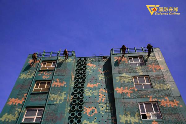 直擊武警某部特戰隊員冬季大練兵現場