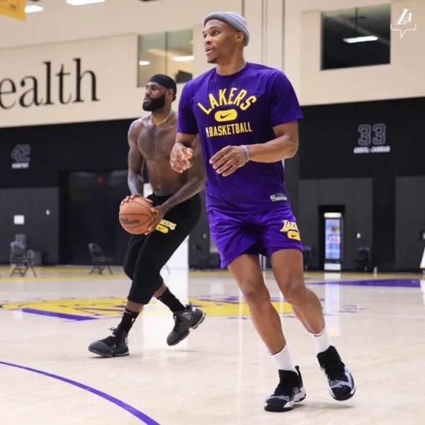 聊聊湖人新賽季最後時刻五人陣容 聊聊湖人新賽季最後時刻五人陣容