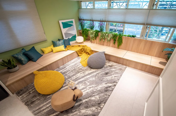 100㎡裝修不走尋常路，卡座取代沙發，主臥直接裝地臺太實用了