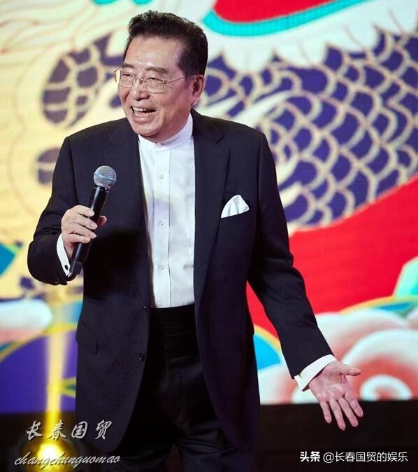 82歲李雙江滿面紅光現身商演,舞臺上演唱十分賣力 82歲李雙江滿面紅光現身商演,舞臺上演唱十分賣力