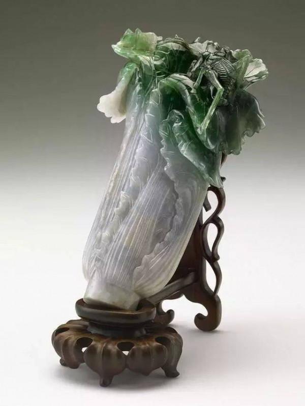 這件春帶彩翡翠擺件，歷時4年雕刻而成，市場估價4.8億