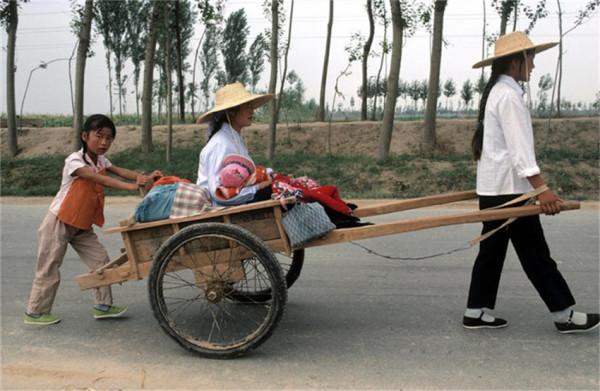 1979年的中國社會民情，6圖是當年“交公糧”的場面