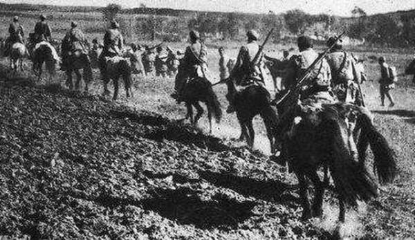 新四軍戰士巡邏,抓到可疑人物,還沒審問掏出介紹信:日軍要談判 新四軍戰士巡邏,抓到可疑人物,還沒審問掏出介紹信:日軍要談判