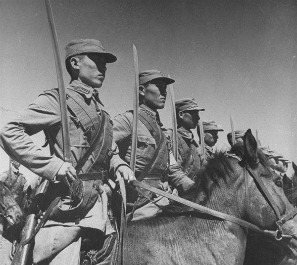 軍史上奇特的一幕：戰士掏錯了武器，卻陰差陽錯嚇退了敵軍