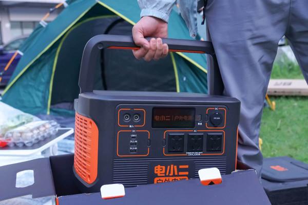 體驗電霸級別的產品，讓電小二太陽能戶外電源2200告訴什麼叫硬核