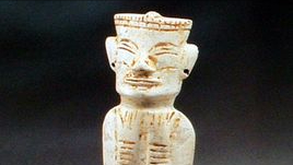 1985年小村莊挖出大型墓葬群，陪葬品價值連城，距今已經5300多年