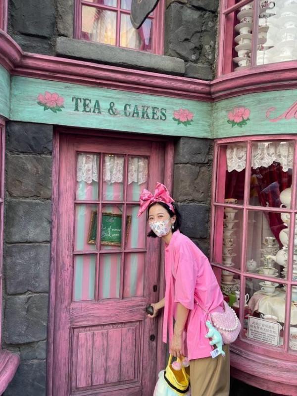 周雨彤環球影城打卡，一身大媽裝打扮不但不醜，還穿得時髦又吸睛