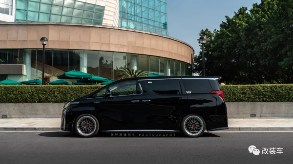 未成年高中生打造素雅埃爾法,全身名牌改件加起來超過16萬 未成年高中生打造素雅埃爾法,全身名牌改件加起來超過16萬