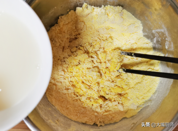 玉米麵加雞蛋，用開水一燙，做出快手早餐，膨鬆柔軟，比包子好吃