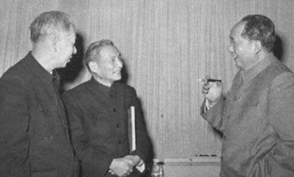 1949年,人民幣推行受阻,糧食、煤炭、棉紗告急,毛主席:讓他來 1949年,人民幣推行受阻,糧食、煤炭、棉紗告急,毛主席:讓他來