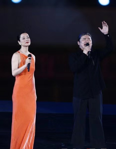 詠梅和毛阿敏罕見同臺，兩人同穿禮服長裙，一黑一白氣質都好驚豔