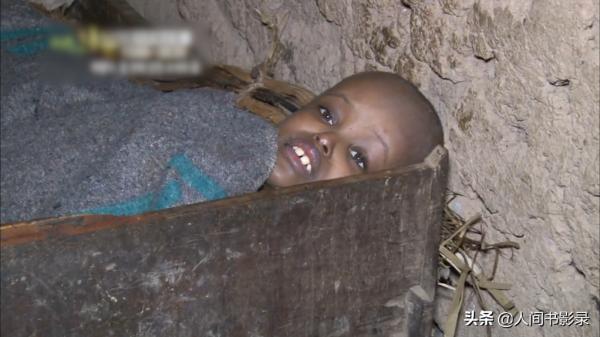 非洲女孩癱瘓10年，1天只吃1頓飯，每天和羊睡在一起