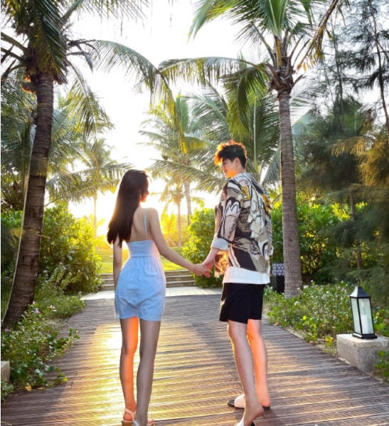 郭品超中秋攜女友秀恩愛,兩人漫步海邊,牽手相擁舉高高甜度爆表 郭品超中秋攜女友秀恩愛,兩人漫步海邊,牽手相擁舉高高甜度爆表