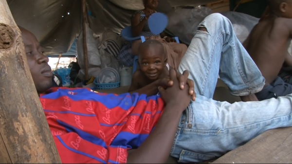 非洲瘋狂貨輪,竟然載上了2000人,遠遠看去就像一個漂浮的貧民窟 非洲瘋狂貨輪,竟然載上了2000人,遠遠看去就像一個漂浮的貧民窟