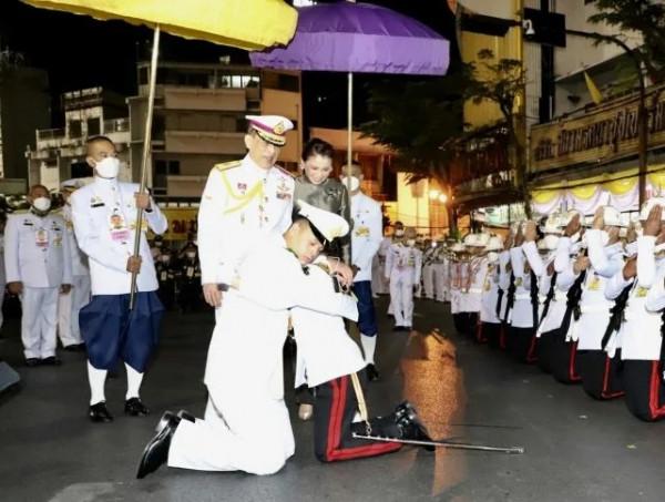 泰國16歲小王子出海度假！穿T恤亮相太帥氣，大公主陪同太溫馨啦