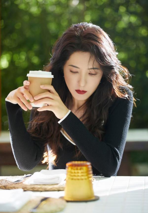 秋冬女明星牛仔褲穿搭示例：江疏影颯酷，曾黎嫵媚，劉令姿前衛