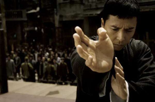 58歲甄子丹新片造型絕了!墨鏡配柺杖像盲人,網友:巴黎限定跛豪 58歲甄子丹新片造型絕了!墨鏡配柺杖像盲人,網友:巴黎限定跛豪