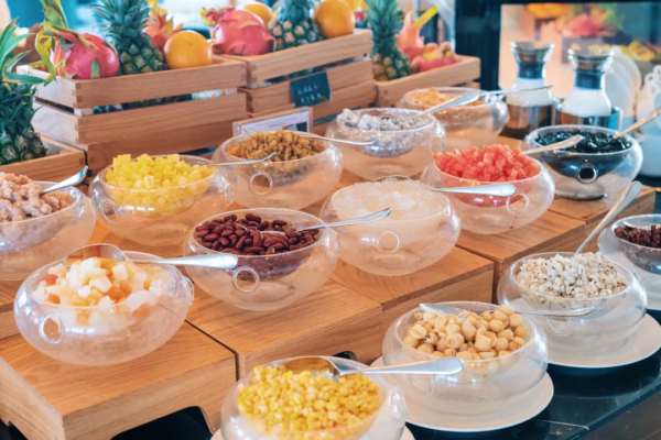 住進愛馬仕橙的房間，躺在高空看海景