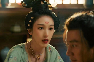 37歲張儷新劇太美!一身紅衣有韻味,懟臉鏡頭 37歲張儷新劇太美!一身紅衣有韻味,懟臉鏡頭