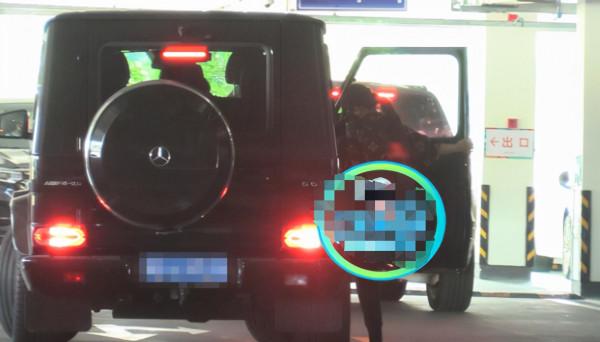 37歲文章疑曝新戀情！開百萬豪車帶辣媽同住4天，身旁小女孩矚目