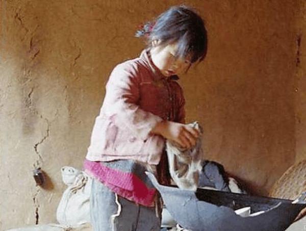 1996年,山東少女為養家三度賣血,死後三個哥哥為她披麻戴孝 1996年,山東少女為養家三度賣血,死後三個哥哥為她披麻戴孝