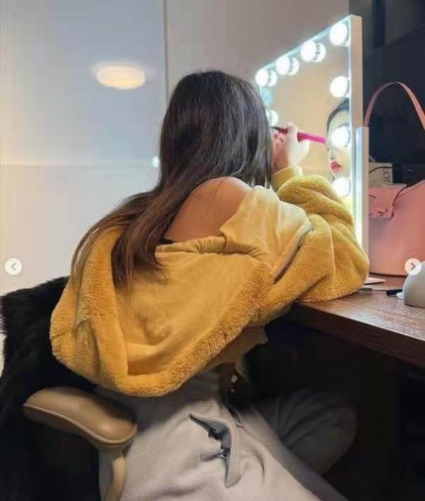 曹格11歲女兒整容式長大，穿吊帶裙小露香肩，化濃妝顯成熟