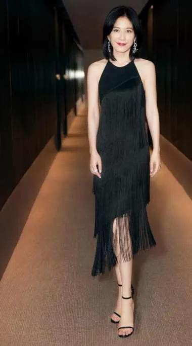 俞飛鴻身輕如燕，踏雪無痕，欣賞雪景太美了