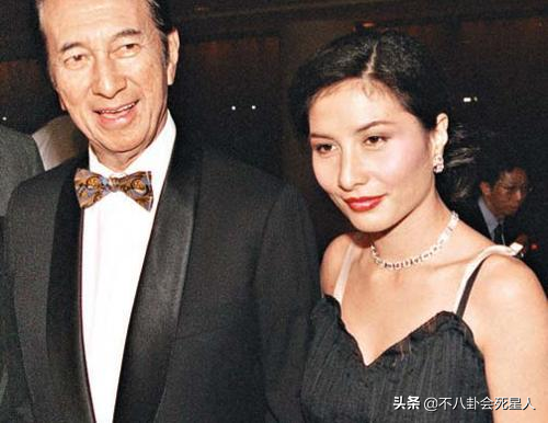 賭王二房4姐妹去富豪聚會,個個身價過億,奚夢瑤生再多也比不了 賭王二房4姐妹去富豪聚會,個個身價過億,奚夢瑤生再多也比不了