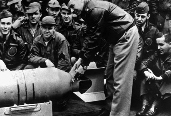 1942年美國秘密轟炸東京，蔣介石、宋美齡為何動作頻頻？耐人尋味