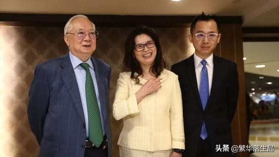 胡文新是身價百億的富豪,和明星、富家千金交往過,至今還單身 胡文新是身價百億的富豪,和明星、富家千金交往過,至今還單身