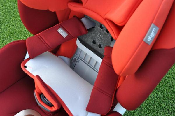 「開箱+全方位測評」上車實測 qborn 0-12歲兒童安全座椅 「開箱+全方位測評」上車實測 qborn 0-12歲兒童安全座椅